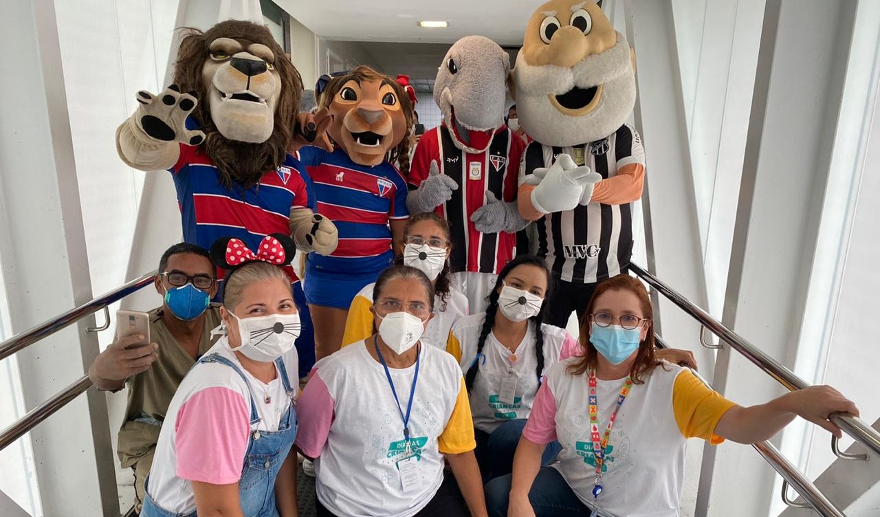 mascotes do ceará (vovô), fortaleza (leão e leoa) e ferroviário (tubarão) posam para a foto